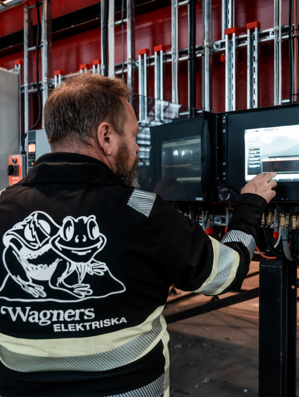 Wagners Elektriska installerar el i en industrilokal i Skåne