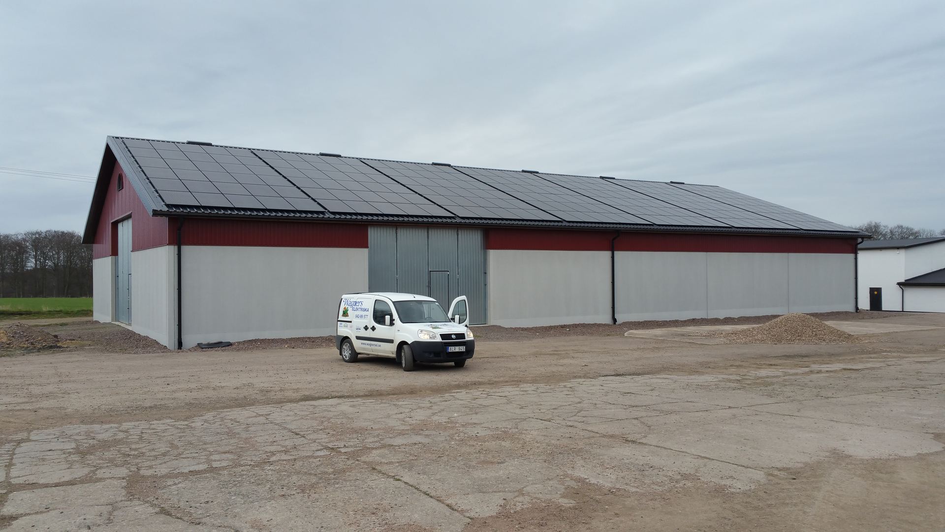 Solcellsanläggning på 58,8 kWp på maskinhallens tak hos Belteberga Lantbruks AB i Vallåkra
